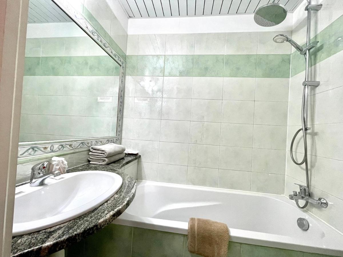 Le Mirval Hotel La Brigue Екстериор снимка